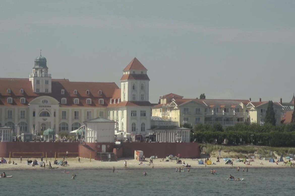 Promenade mit langem Sandstrand in Binz auf Rügen