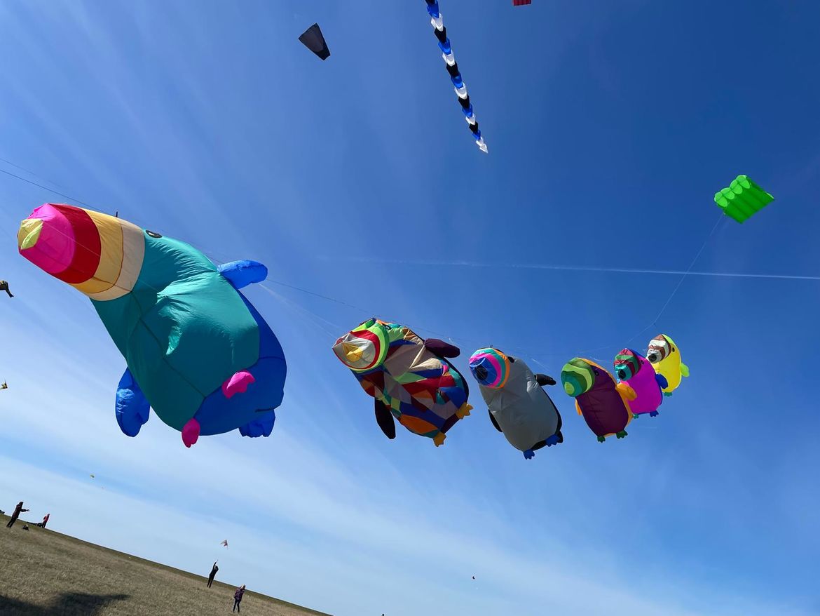 Drachen an einer Schnur vor dem blauen Büsumer Nordsee-Himmel